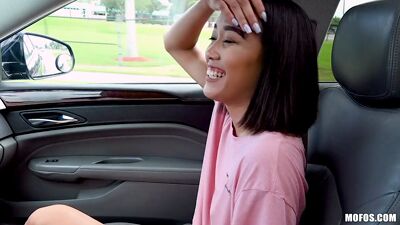 Młoda Azjatka podbiegła do samochodu i zaproponowała seks